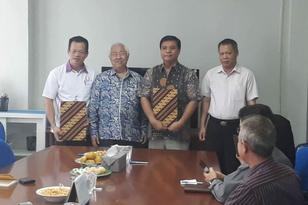 Direktur Standardisasi PPI Mochamad Hadiyana (kanan) berfoto bersama Kepala BBPPT Mochamad Rus'an dan manajemen PT Qualis Indonesia usai pendantanganan perjanjian kerja sama BBPPT dan Qualis di kantor BBPPT di Bekasi, Jawa Barat, Kamis (11/10/2018).