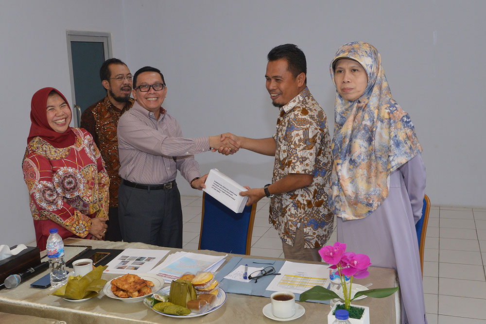 Kabag Umum dan Kepegawaian, Setditjen SDPPI, Hasyim Fiatar menyerahkan donasi untuk pegawai UPT korban gempa dan tsunami Sulteng kepada Kabalmon Palu Latuse disaksikan Plt Direktur Pengendalian Nurhaedah dan Kepala Subbagian Perlengkapan dan Rumah Tangga Among Wardoyo, di UPT Palu, Jumat (26/10/2018).