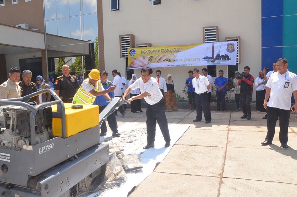 Kabalmon SFR Kelas II Mataram, I Komang Sudiarta, memimpin pemusnahan perangkat telekomunikasi ilegal dari hasil penindakan periode 1994 hingga 2018 di halaman parkir Balmon Mataram, NTB, Senin (29/10/2018).