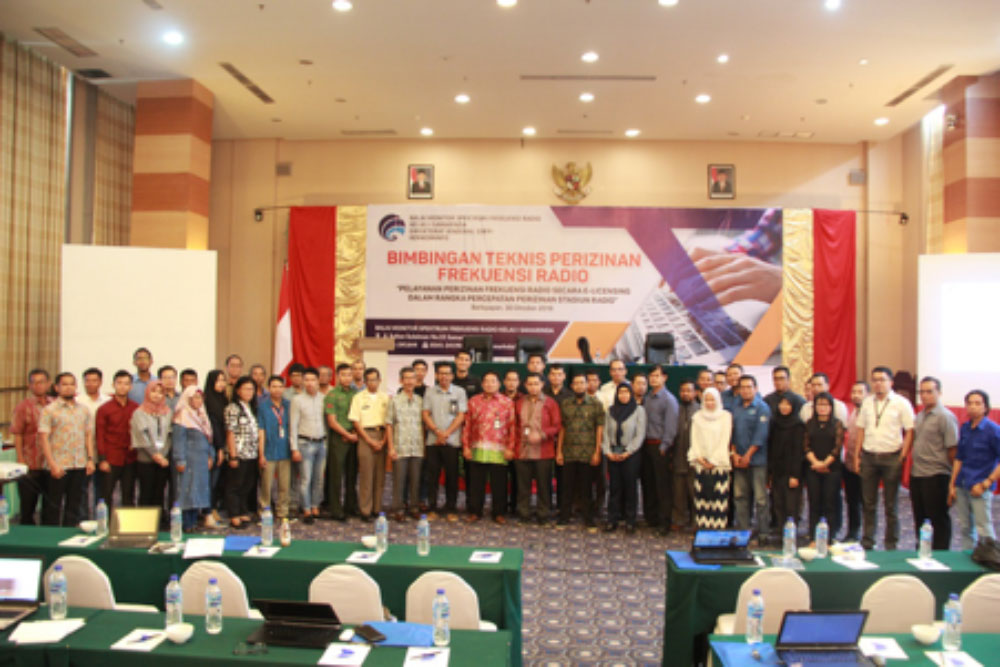 Para peserta bimbingan teknis sistem perizinan online e-Licensing di Samarinda, Kaltim, Kamis (30/10/2018) berfoto bersama pejabat balmon dan narasumber.
