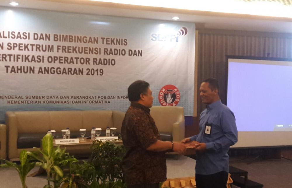 Serah Terima Koordinator Stasiun Monitoring Tetap HF dari Ka. Balmon Kelas I Samarinda, Sugandi, kepada Kepala Balmon Kelas I Kupang, Tri Joko