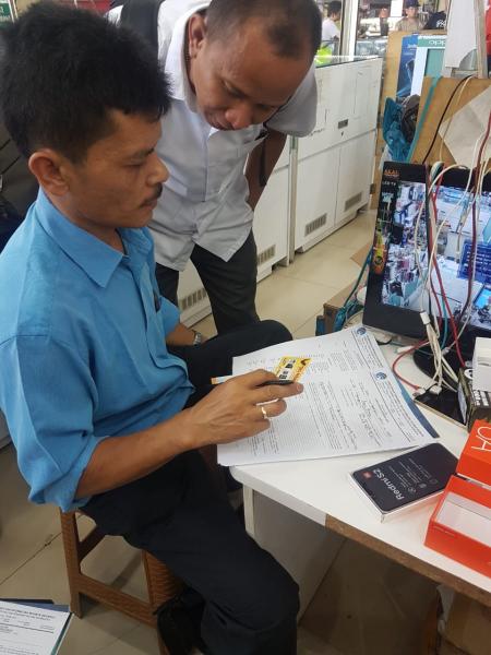 Ilustrasi penertiban perangkat telekomunikasi ilegal oleh Kominfo untuk melindungi masyarakat