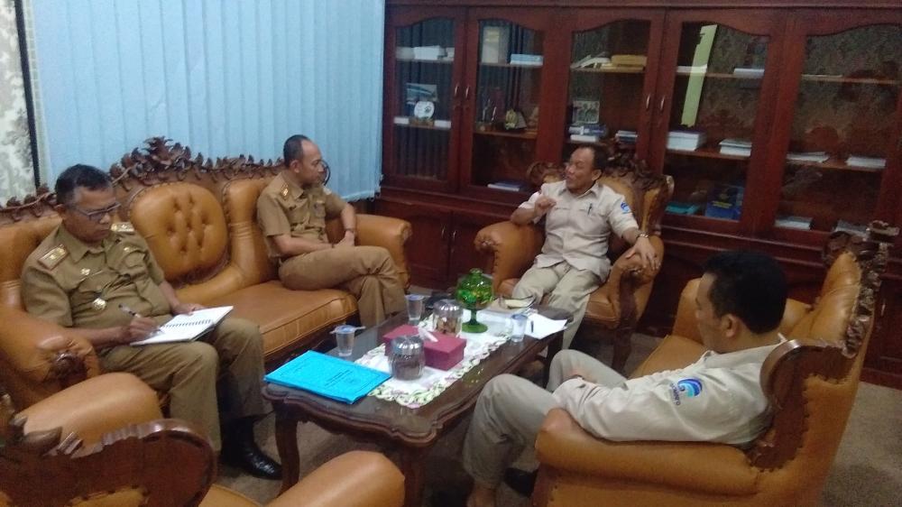 Kunjungan Kerja - Kepala Kantor Balmon Kelas II Jambi Moh Syarif Helmi, MM menerima kunjungan kerja Kepala Dinas Kominfo Kabupaten Tanjabtim Herman Toni, SE, ME, Selasa (12/3/2019). (Puput Adi Saputro/Balmon Jambi)