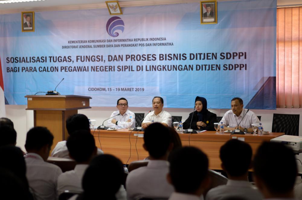 Sesditjen SDPPI didampingi tiga Kabag (Perencanaan, Keuangan, Umum dan Kepegawaian) menyampaikan tusi di depan para CPNS Ditjen SDPPI pada Senin (18/3/2019) di Wisma PPSDM Cidokom