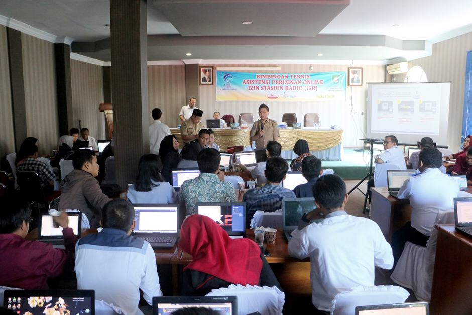 Tim PTSP Dinas Penanaman Modal dan PTSP Propinsi Bengkulu memberi bimtek pendaftaran OSS dan penerbitan NIB pada kegiatan BImtek Perizinan Online yang diselenggarakan oleh Balmon Bengkulu pada Senin (18/3/2019).