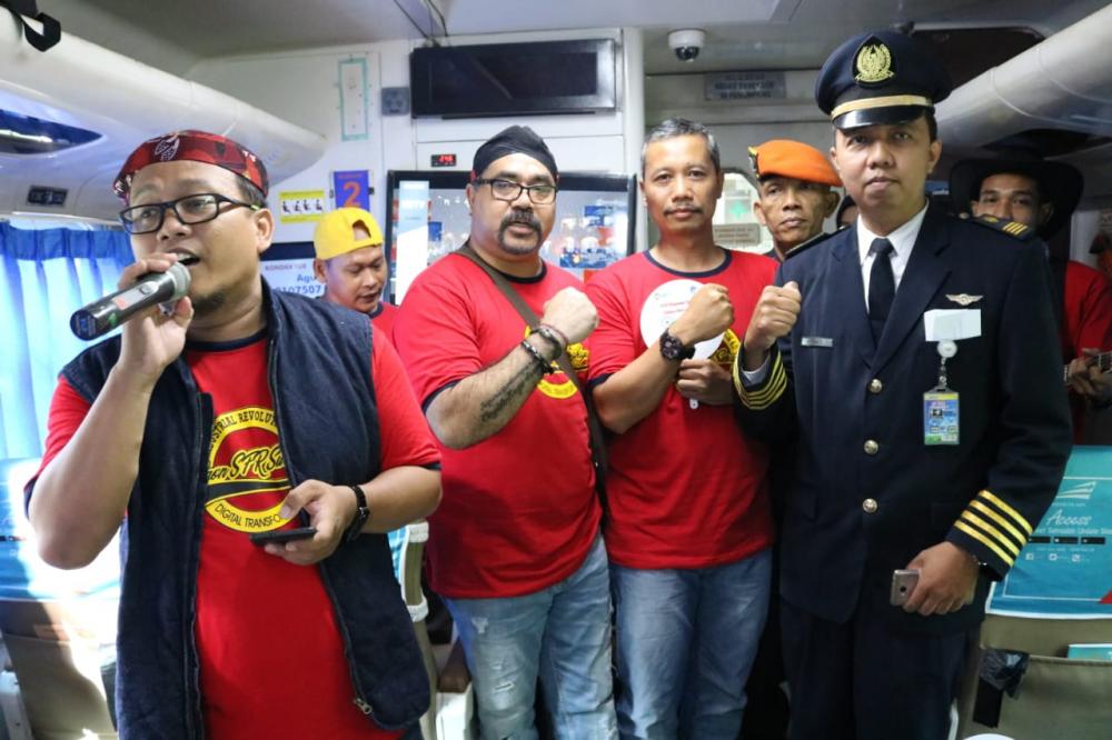 Ka. Balmon Surabaya, Sensilaus Dore beserta stafnya dalam kegiatan Balmon Menyapa Surabaya melakukan sosialisasi dengan pengguna kereta api.