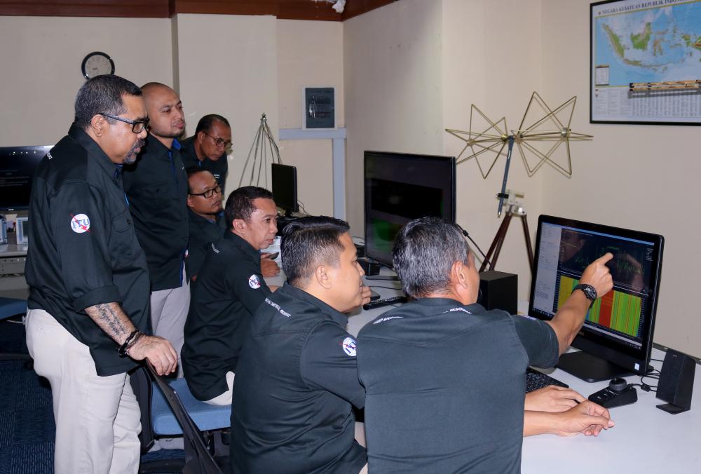 Kasubdit Penataan Alokasi Spektrum DTBD Kemkominfo Aryo Pamor Agung, Ka. Balmon Surabaya Sensilaus Dore beserta jajaran Balmon Surabaya memastikan berlangsungnya kegiatan refarming frekuensi berjalan dengan baik di jadwal terakhir Senin (1/4/2019). 