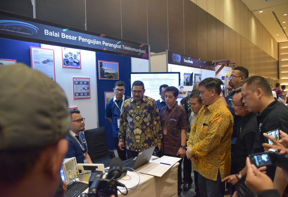 Dirjen SDPPI menerima penjelasan di stand Balai Besar Pengujian Perangkat Telekomunikasi yang menjadi salah satu stand di ITTA Expo 2019. 