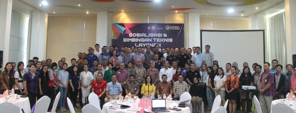 Para peserta sosialisasi berfoto bersama narasumber dan moderator dalam kegiatan sosialisasi layanan Izin Stasiun Radio bertempat di Hotel Haris, Denpasar.