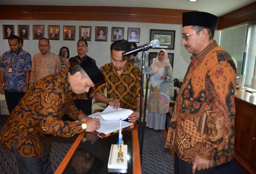 Dirjen SDPPI, Ismail (kanan) melantik Iwan Purnama (kiri) sebagai pejabat Fungsional Pengendali Frekuensi Radio (FPFR) Ahli Madya (2/5/2019), sebelumya Iwan mejabat sebagai Kepala Seksi Penertiban Standar Perangkat Pos dan Informatika, Direktorat Pengendalian SDPPI.