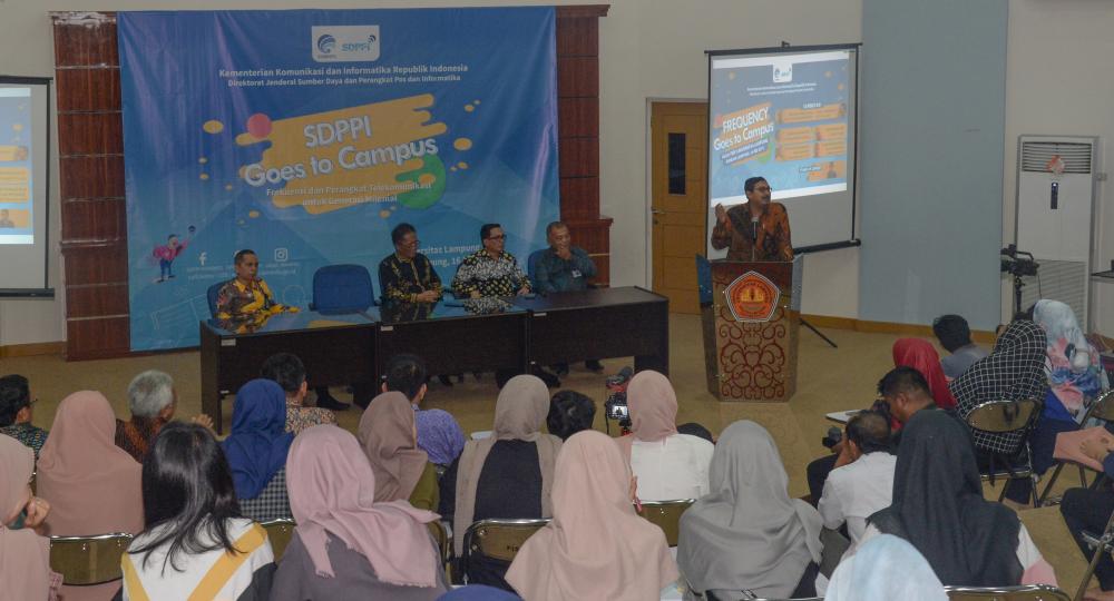 Dirjen SDPPI Ismail menjelaskan fungsi pengelolaan spektrum frekuensi radio kepada para mahasiswa Fakultas Ilmu Komunikasi Universitas Lampung pada Kamis (16/05/2019)
