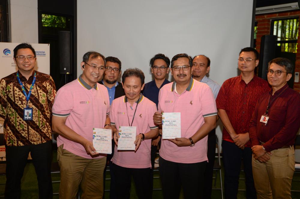 (Ki-Ka) : Ketua Umum Asosiasi IoT Indonesia Teguh Prasetya,  Direktur Industri Elektronika dan Telematika, Kemenperin R. Janu Suryanto dan Dirjen SDPPI Ismail berpose dengan buku saku IoT Vol. 1
