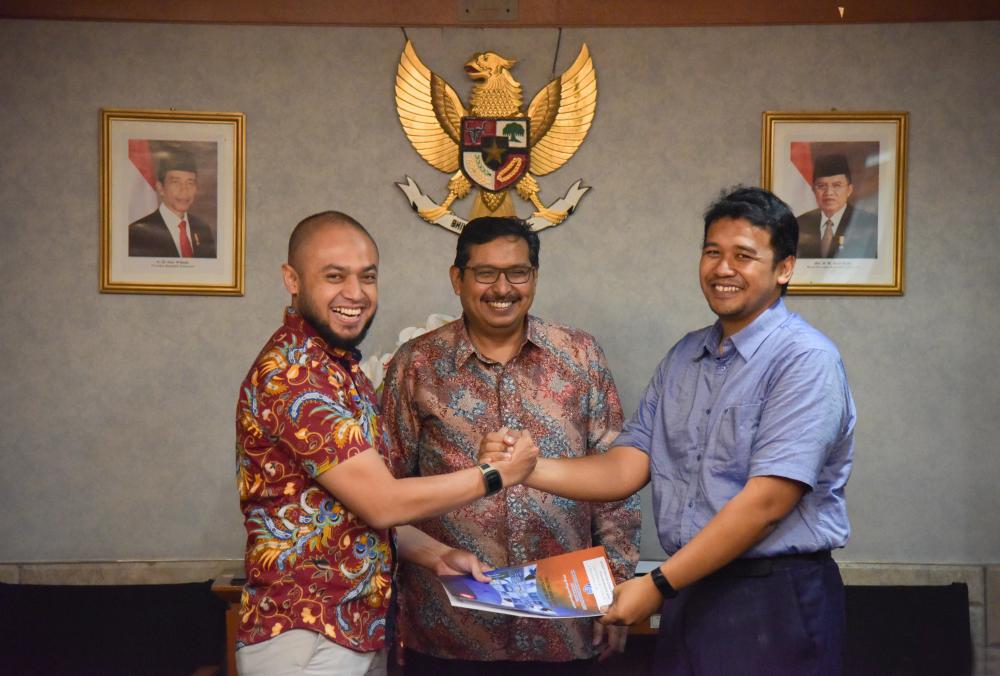 Aryo Pamoragung, menyerahkan jabatannya selaku Kasubdit Penataan Alokasi Spektrum Dinas Tetap dan Bergerak Darat, Direktorat Penataan Sumber Daya kepada Adis Alifiawan. Aryo selanjutnya menempati posisi baru sebagai Kabag Perencanaan Program dan Pelaporan.