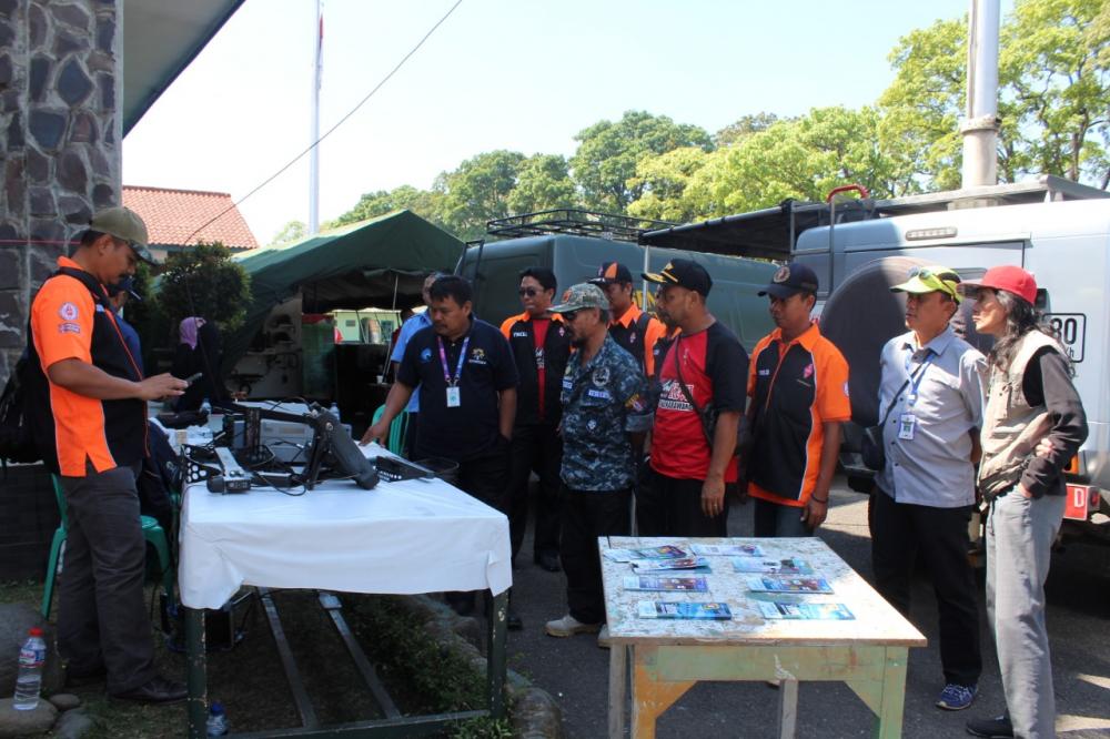 Mulyadi, staf Balmon Bandung, memperkenalkan perangkat telekomunikasi yang digunakan oleh Balmon, kepada para pengunjung kegiatan Pusdikhub Communication Festival tahun 2019
