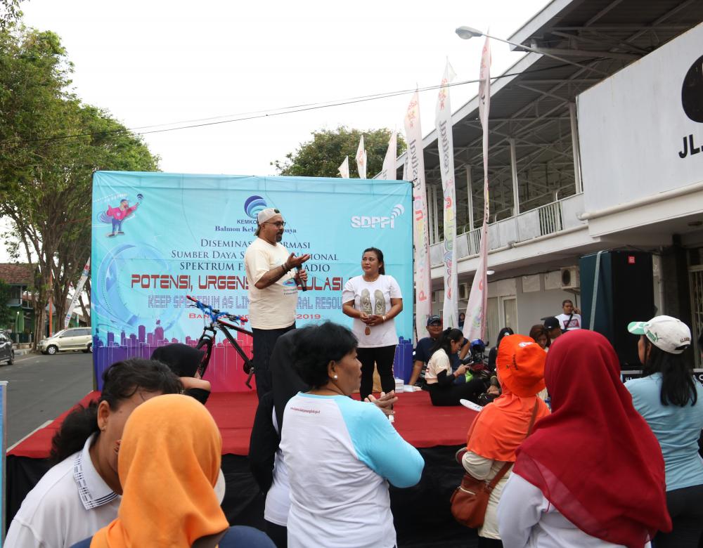 Ka. Balmon Surabaya, Sensilaus Dore sedang memberi penjelasan kepada audiens dalam kegiatan  Diseminasi Informasi Sumber Daya Strategis Spektrum Frekuensi Radio bertempat di Car Free Day kota Banyuwangi.