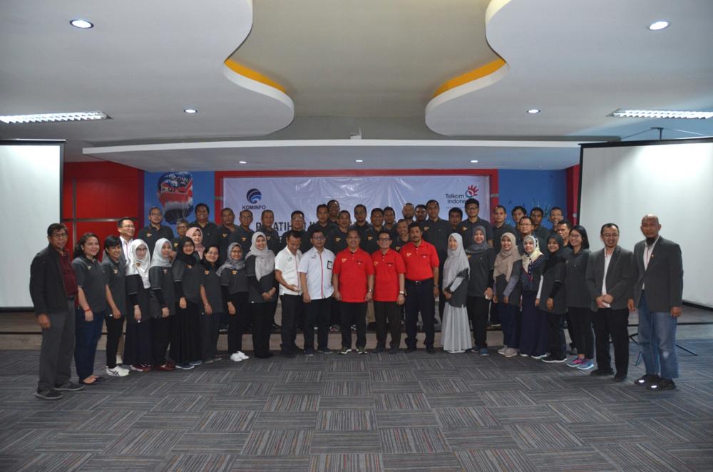 Sekditjen SDPPI, R Susanto (tengah) foto bersama dengan peserta Pelatihan Kepemimpinan dan Kompetinsi di Lingkungan Ditjen SDPPI, Bandung (22/07)