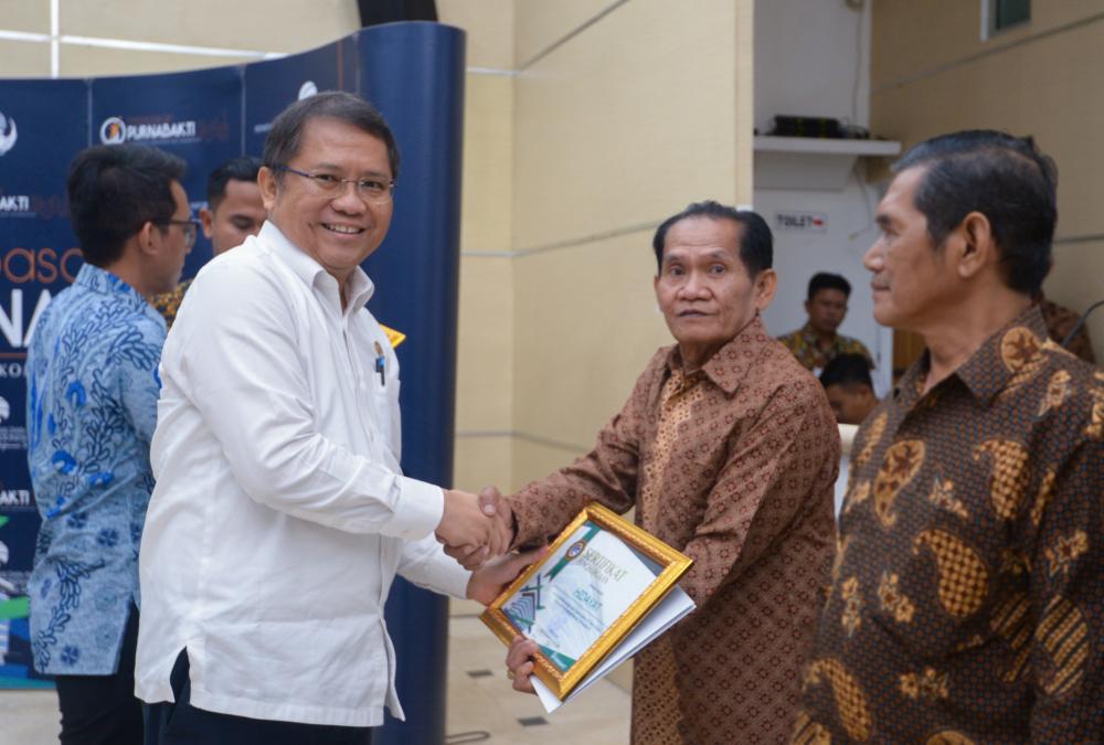 Menteri Kominfo, Rudiantara, menyerahkan piagam penghargaan kepada Hidayat, purnabakti dari Balmon Makassar Ditjen SDPPI di Ruang Serba Guna pada 31 Juli 2019.