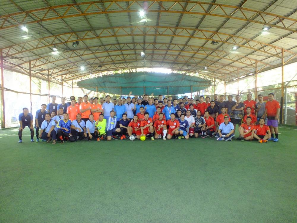 Jakarta (SDPPI) – Sebanyak 12 tim dari sejumlah satuan kerja di lingkungan Kementerian Komunikasi dan Informatika turut berpartisipasi memeriahkan Pertandingan Futsal Porseni Kemkominfo 2019. Kegiatan yang diselenggarakan dalam memeriahkan HUT ke-74 Kemerdekaan RI ini digelar di Lapangan Planet Futsal Rasuna Said, Kuningan, Jakarta.
“Pertandingan futsal ini harus selalu menjunjung tinggi sportivitas di lapangan, serta menjadi ajang silahturohmi antar satker di lingkungan  Kemkominfo, sehingga terjalin harmonisasi keakraban, persaudaraan, tanpa mengesampingkan semangat kompetisi pertandingan,” ujar Sekretaris Direktorat Jenderal Sumber Daya dan Perangkat Pos dan Informatika (Sesditjen SDPPI) Kemkominfo R Susanto, Rabu (7/8/2019), saat membuka kegiatan.
Ia menjelaskan kegiatan yang dilakukan ini bertujuan untuk menunjukkan dan menggambarkan rasa syukur, karena bangsa Indonesia telah merdeka. “Ini adalah bentuk kepedulian, sekaligus hiburan kepada kita semua,” ujatrnya.
Ia juga mengapresiasi seluruh pihak, terutama panitia, atas dedikasi dan upaya, sehingga kegiatan ini dapat terselenggara dengan satu harapan bahwa dalam lomba yang dilakukan dapat berjalan dengan baik dan lancar serta tetap mematuhi aturan-aturan yang tertuang dalam petunjuk teknis pertandingan. 
Sebelum mengakhiri sambutannya, Sesditjen mengimbau kepada semua pemain mempersiapkan perlengkapan pengamanan dan mematuhi semua SOP pertandingan.
Turut mendampingi Sesditjen SDPPI, antara lain Plt Kepala Biro Humas Kemkominfo Fernandus Setu, Kasubag Perlengkapan dan Rumahtangga Ditjen SDPPI Among Wardoyo.
Sementara itu, di bawah Manager Eka Priyadi  dan seluruh official, akhirnya Tim SDPPI B dapat menundukkan Juara tahun lalu. Hasil akhir pertandingan Partai Final, SDPPI B unggul 4-2 atas Tim Bakti. Dengan demikian, Tim SDPPI B Juara I, Tim Bakti Juara II, dan Tim Balitbang Juara III.
Sumber foto : 