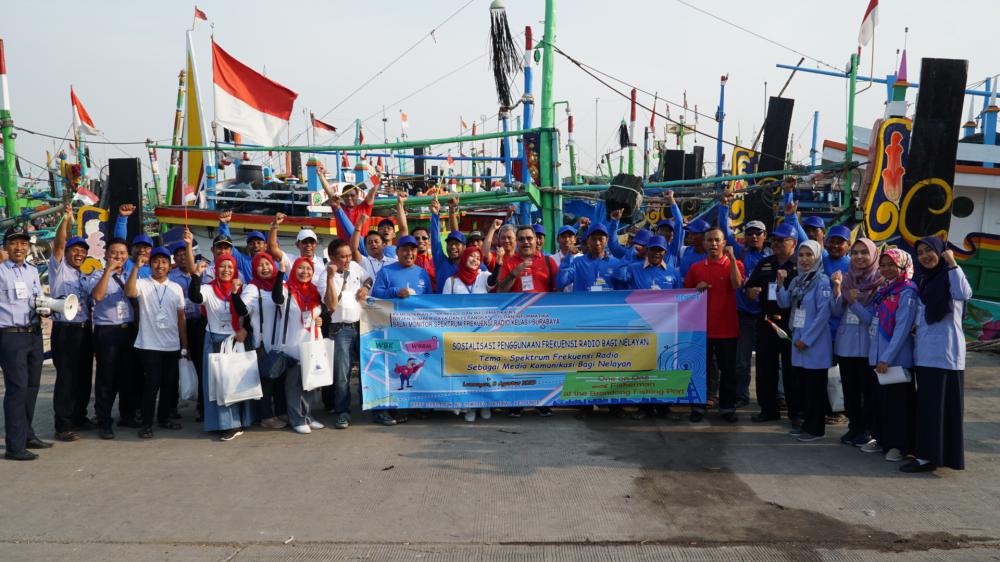 Tim UPT Surabaya dalam kegiatan Sosialisasi One on One with Fisherman di Pelabuhan Brondong Lamongan