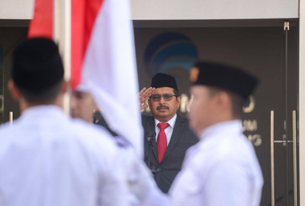 Dirjen Sumber Daya dan Perangkat Pos dan Informatika (SDPPI) Ismail  menjadi Inspektur pada upacara bendera peringatan Hari Ulang Tahun Ke-74 Republik Indonesia, di  Kantor Balai Monitor Spektrum Frekuensi Radio Kelas I Bandung, Jawa Barat, Sabtu (17/8).