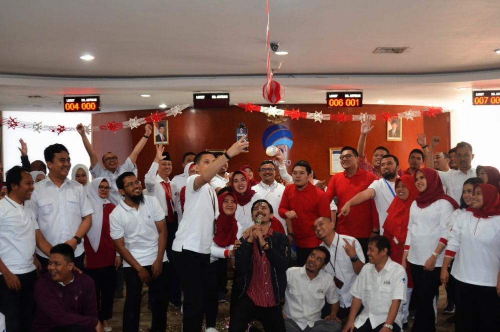 Direktur Pengendalian, Dwin Hndoko (tengah) berswafoto bersama dengan Staf Pelayanan pada perayaan Hari Ulang Tahun ke-74 Republik Indonesia, Senin (19/8)