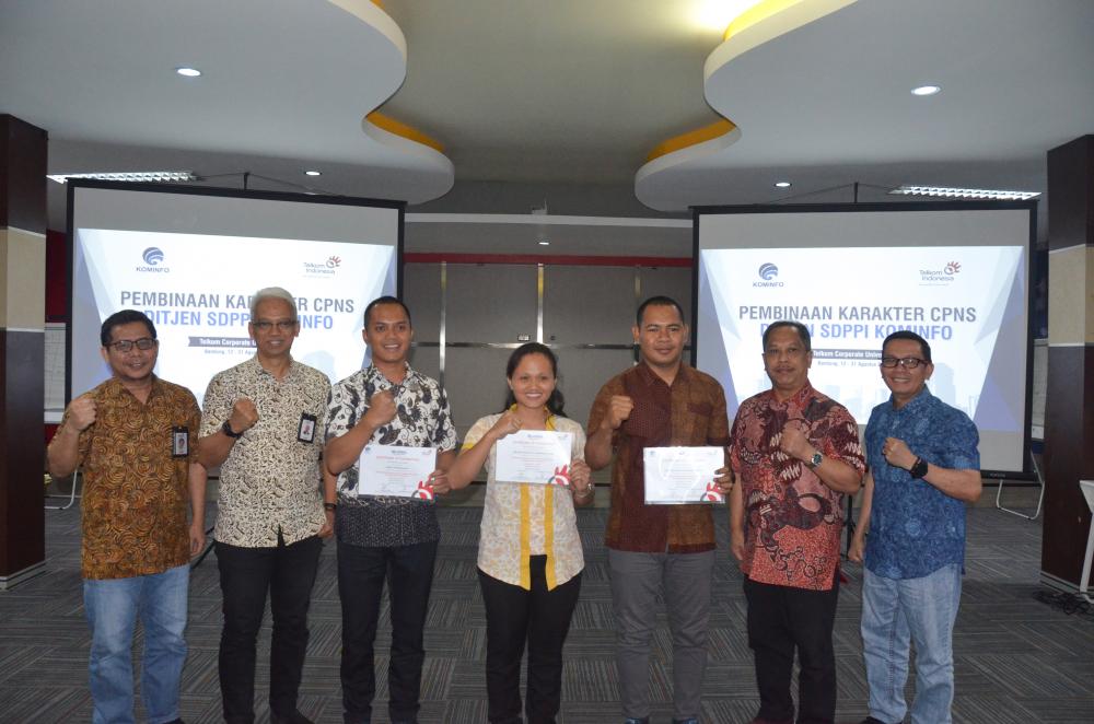 Sesditjen SDPPI R. Susanto didampingi Kabag Umum dan Kepegawaian Hasyim Fiater berpose bersama tiga peserta terbaik saat menutup kegiatan OJT di Bandung (30/08/2019).