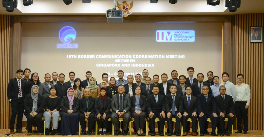 Delegasi Indonesia dan Singapura berfoto bersama dalam pertemuan bilateral yang diselenggarakan di Batam 28-29 Agustus 2019