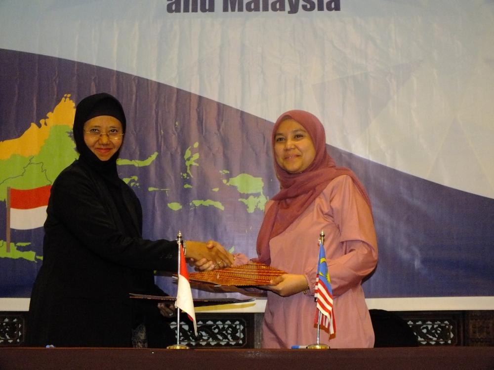 Penandatanganan Minutes of Meeting Plenary  oleh Kasubdit Arifah sebagai alternate HoD Indonesia dan Yushida Mohd Yunus sebagai HoD Malaysia sekaligus menutup JCC-17 Yogyakarta.