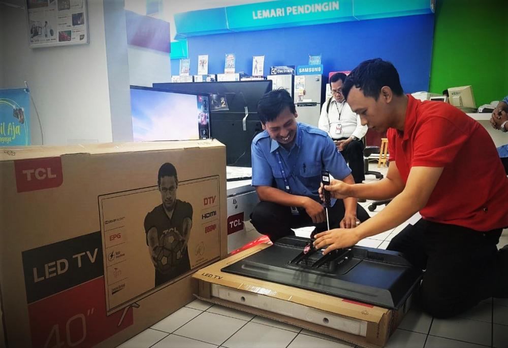 Direktorat Monitoring dan Penertiban Perangkat Pos dan Informatika dan Balai Monitoring SFR Kelas I DKI Jakarta melakukan Operasi Penertiban peredaran TV Digital/Smart TV ilegal atau tidak bersertifikat. Jakarta (17/9/2019)