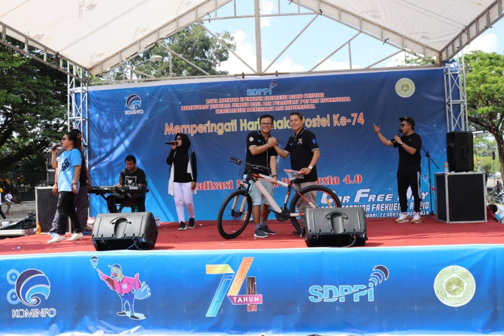 Kepala Loka Kendari, Abd Salam (kanan) saat menghadiri kegiatan Sosialisasi Penggunaan Frekuensi Radio  di areal Car Free Day (CFD) Lapangan Ex MTQ Kendari, Minggu (22/9/2019)