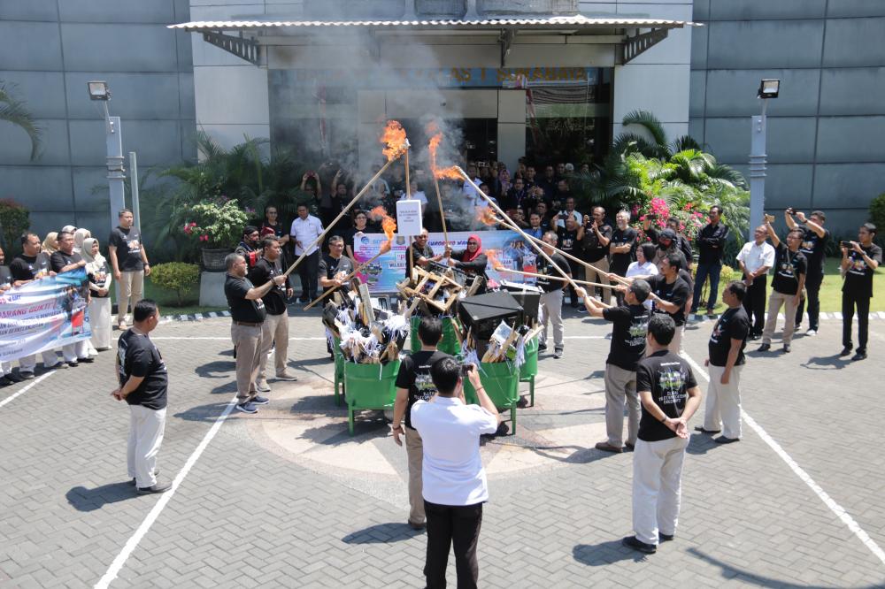 Pemusnahan barang bukti oleh Balmon Surabaya di halaman kantor Balmon yang dipimpin Direktur Operasi Sumber Daya Dwi Handoko, didampingi Kasubdit Montib Perangkat Pos dan Informatika Irawati Tjipto Priyanti, perwakilan Ditreskrimsus Polda Jatim Yunianti, Kabalmon Surabaya Sensilaus Dore, dan perwakilan Kepala UPT Zainuddin Kalla dan Abdul Salam. 