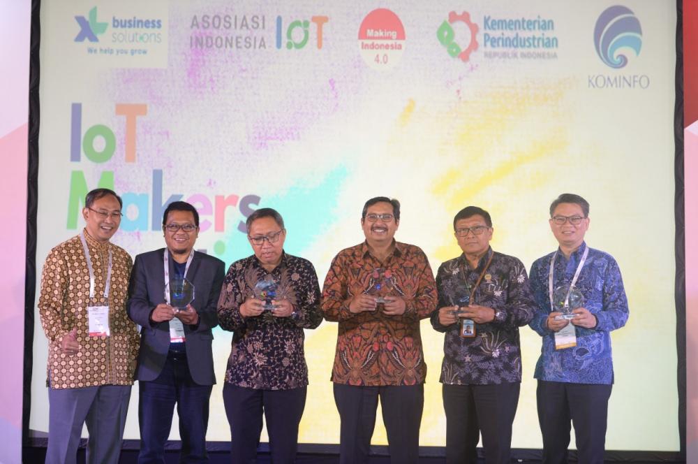 Dirjen SDPPI Ismail berpose bersama Executive Director SingEx Singapore James Boey, Direktur Jenderal ILMATE Kementerian Perindustrian Harjanto, Deputi Bidang Pengkajian Kebijakan Teknologi BPPT Gatot Dwianto, dan Chief Enterprise & SME Officer XL Feby Sallyanto.