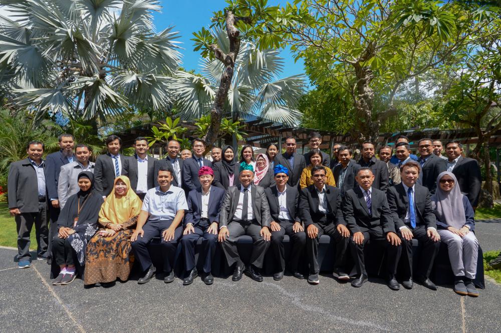 Photo bersama delegasi  pada 17th Triateral Coordinatioan Meeting between Indonesia,  Malaysia and SIngapore, Bali (9/10)