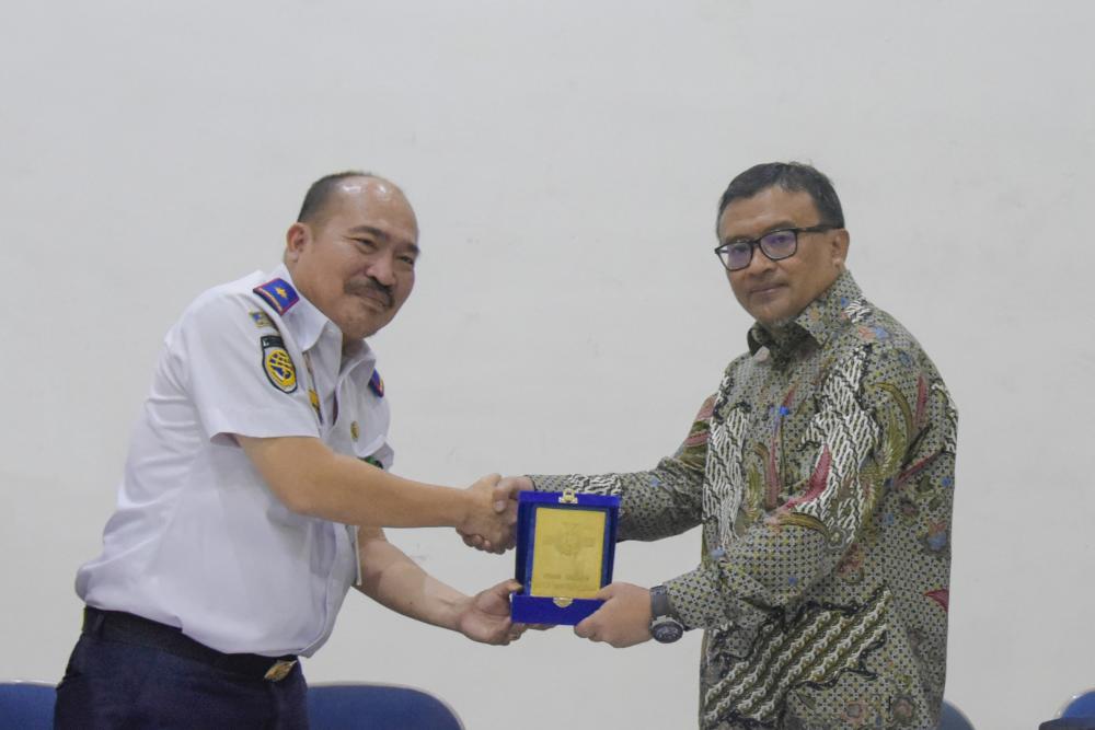 Direktur Operasi Sumber Daya Dwi Handoko berjabat tangan dengan Pimpinan STIP Kapten Marihot Simanjuntak sesaat sebelum pelaksanaan Ujian Negara REOR  di Sekolah Tinggi Ilmu Pelayaran Jakarta,  Kamis (10/10/2019)