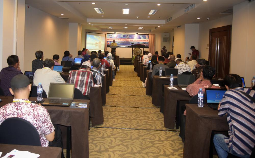 Ujian Amatir Radio (UNAR) yang diselenggarakan di Mataram (15/10) menginakan Computer Assisted  Test (CAT)