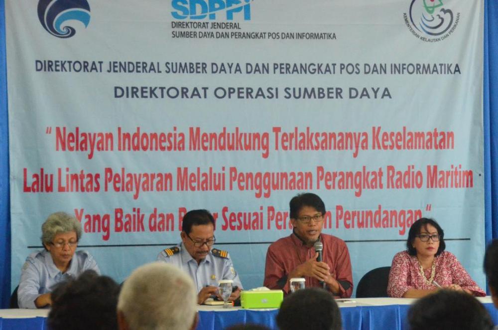 Dodik Sudiyono, Kasubdit Sertifikasi Operator Radio, berbicara di depan 117 nelayan dalam kegiatan pelatihan sertifikasi radio bertempat di PPS Nizam Zachman Muara Baru, Jakarta (17/10/2019). 