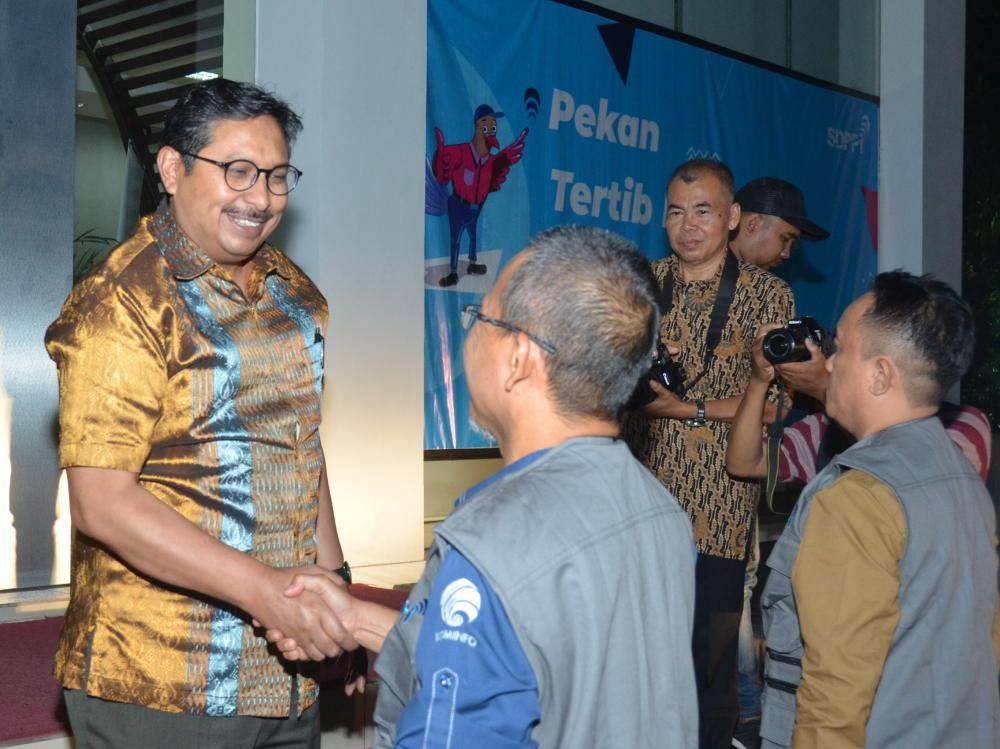 Dirjen SDPPI Ismail menyerahkan rompi kepada perwakilan UPT sebagai tanda dimulainya Pekan Tertib Frekuensi Nasional 2019. 