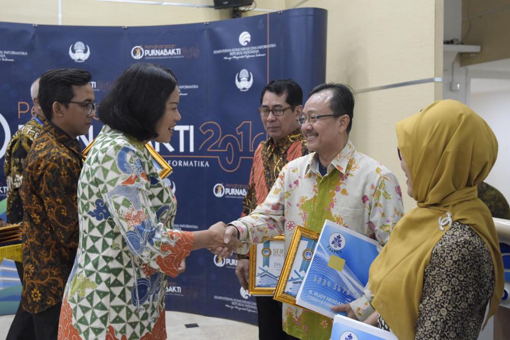  Sekretaris Jenderal Kemkominfo Rosarita Niken Widiastuti, memberikan ucapan selamat purnabahakti kepada  Subdirektorat Sertifikasi Dan Data Perangkat Pos, Telekomunikasi Dan Informatika R Rudy Hendarwin  yang telah memasuki masa pensiun pada acara pelepasan purnabhakti di  Ruang Serbaguna Prof Dr Abdulganni Gedung Kemkominfo di Jakarta, Kamis (31/1)

