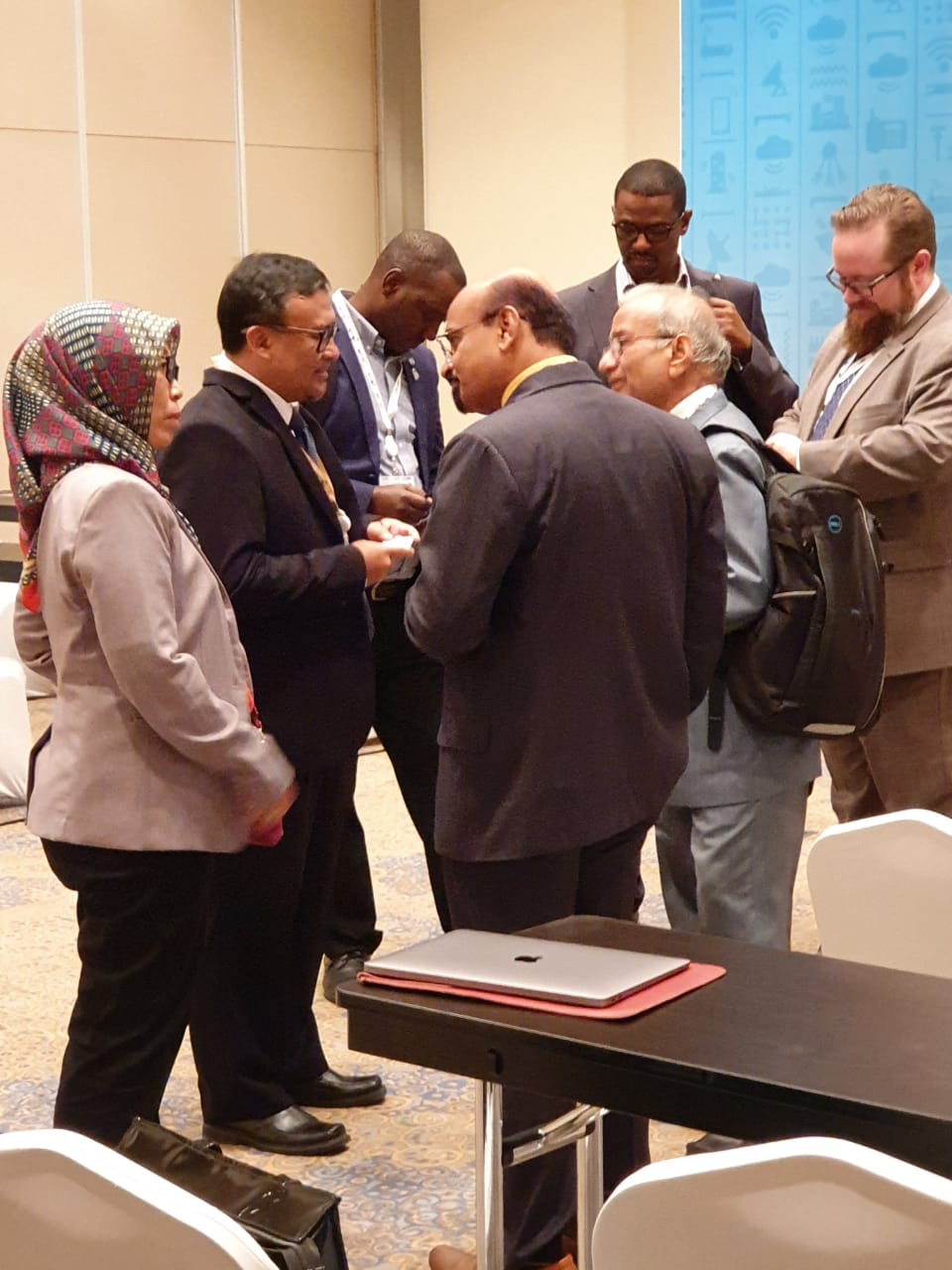 Direktur Operasi Sumber Daya Dwi Handoko selaku Ketua Delegasi RI sedang berbincang dengan delegasi dari Samoa.