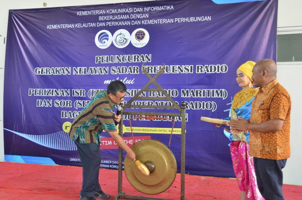 Dwi Handoko  memukul gong sebagai tanda dimulainya  MOTS Gerakan Nelayan Sadar Frekuensi Radio di Makassar.