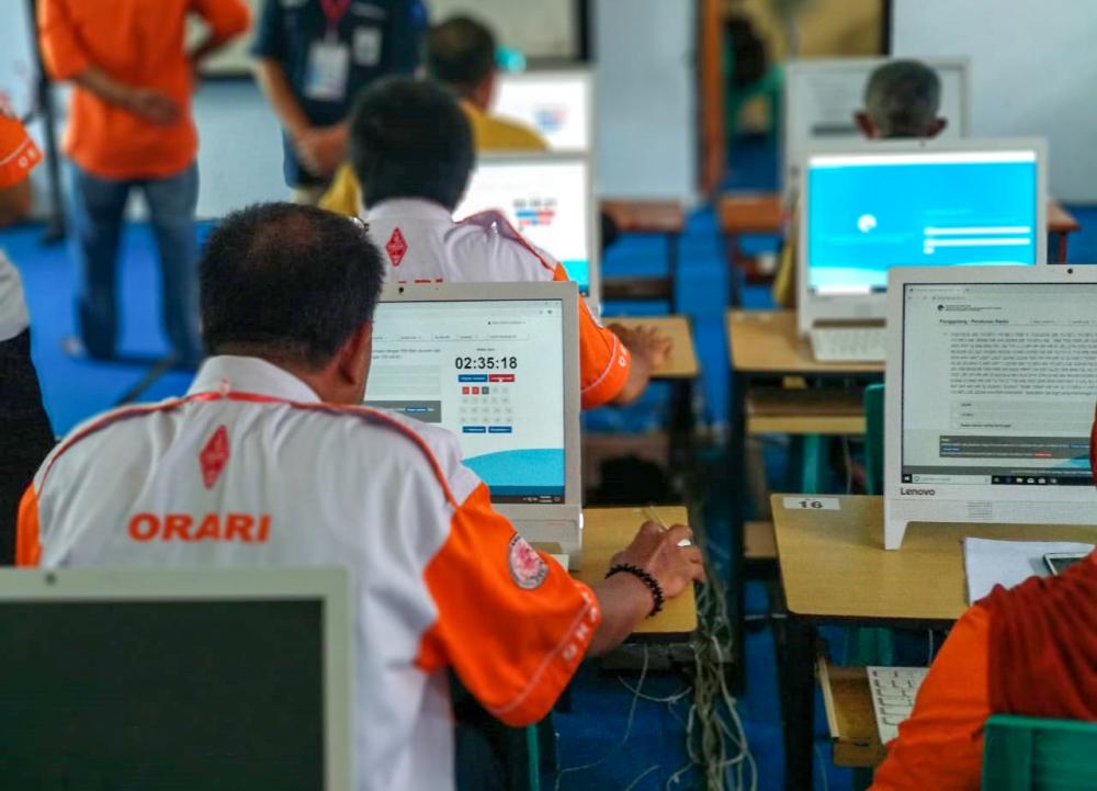Salah satu peserta UNAIR sedang melaksanakaan unjian dengan menggunakan Computer Asissted Test (CAT)