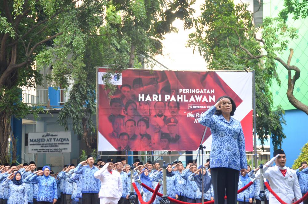 Sekjen Kemkominfo, Niken Widiastuti, memimpin upacara peringatan Hari Pahlawan di Lapangan Anantakupa, Kemkominfo Minggu (10/11/2019).