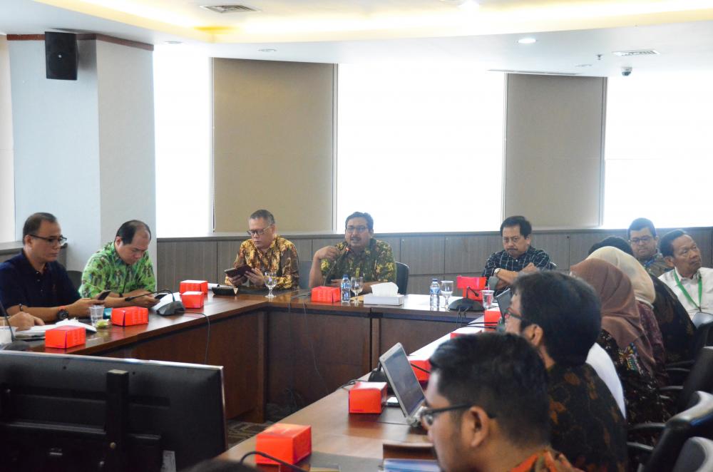 Dirjen SDPPI, Ismail, memimpin rapat pleno empat kementerian beserta stakeholder lainnya yang membahas tindaklanjut pengendalian IMEI bertempat di Menara Merdeka, Jakarta (8/11/2019).