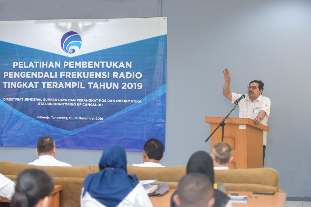 Dirjen SDPPI Ismail menyampaikan arahan dalam kegiatan pembentukan Pejabat Fungsional Pengendali Frekuensi Radio Tingkat Terampil di lingkungan Ditjen SDPPI. Kegiatan ini diikuti oleh 23 CPNS Ditjen SDPPI yang berasal dari berbagai UPT seluruh Indonesia selama satu bulan lebih yang dimulai Senin (11/11) hingga Rabu (18/12) di Stasiun Monitoring HF Tangerang dan dilanjutkan di Wisma PPSDM Ditjen SDPPI, Cidokom Cisarua, Bogor. 