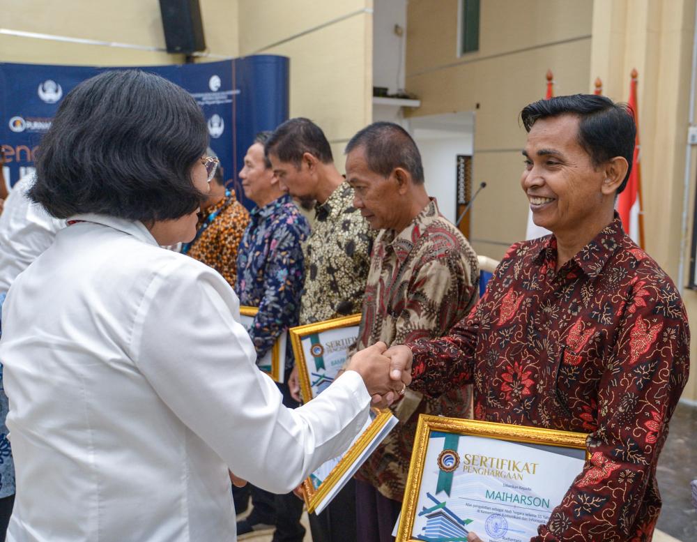 Sekjen Kemkominfo menyerahkan sertifikat penghargaan kepada Maiharson dari Balmon Kelas I Tangerang pada acara pelepasan purnabhakti periode 1 Oktober 2019 di Jakarta (30/09/2019).