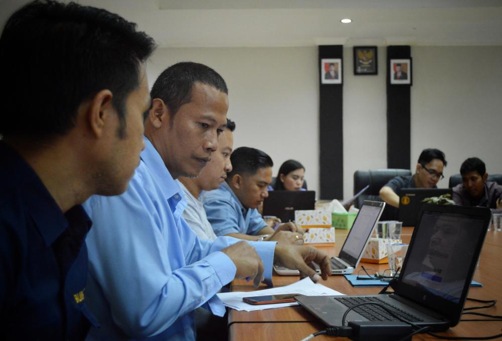 Petugas dari Balmon Manado membeeikan asistensi kepada seorang calon penguna frekuensi radio pada Bimbingan Teknis Perizinan Frekuwnai Radio Berbasis Elektronik (E-Licensing) di Madado (12/11/2019)