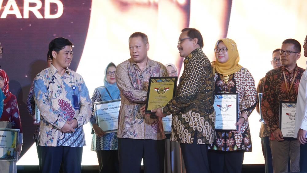Direktur Standardisasi Perangkat Pos dan Informatika Direktorat Jenderal Sumber Daya dan Perangkat Pos dan Informatika (Ditjen SDPPI) M Hadiyana saat menerima penghargaan Herudi Award atas kinerja sangat baik dalam perumusan dan pemeliharaan Standar Nasional Indonesia (SNI) untuk bidang teknologi informasi.