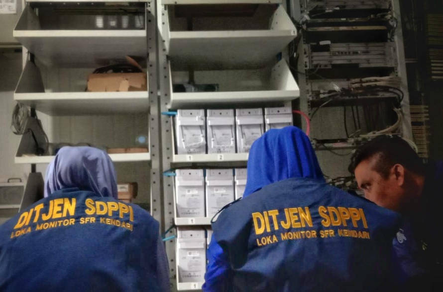 Petugas Pengendali Frekuensi Loka Kendari saat melakukankegiatan inspeksi ini dalam rangka validasi data pengguna frekuensi radio sesuai izin dan peruntukannya, Wakatobi (26/11/2019)