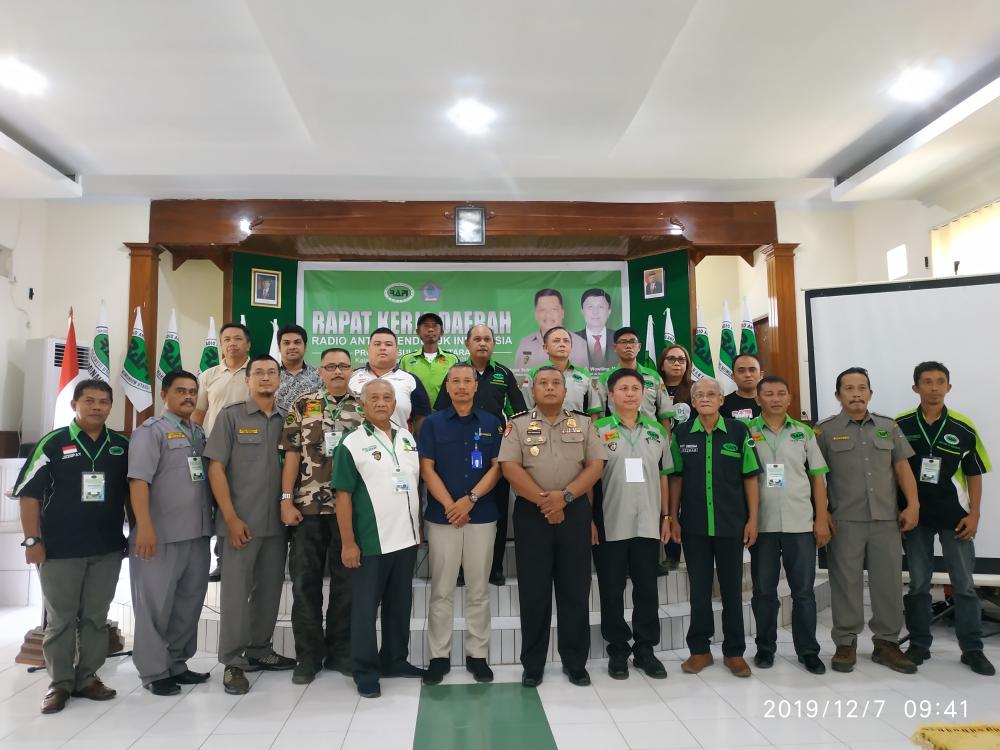 Foto bersama saat Rapat Kerja Daerah (Rakerda) Radio Antar Penduduk Indonesia (RAPI) Sulawesi Utara, Balai Monitor Spektrum Frekuensi Radio (SFR) Kelas II Manado, memperkenalkan Program Maritime on the Spot (MOTS), Manado (7/12/2019)