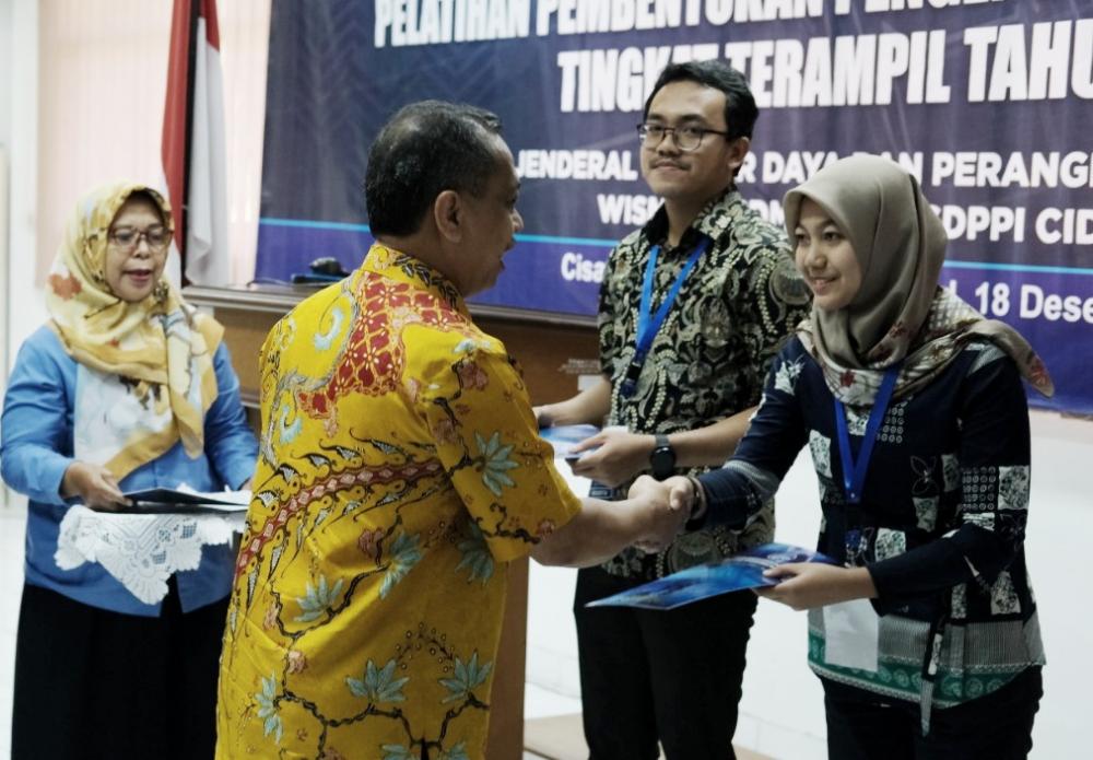 Sesditjen SDPPI R Susanto memberikan sertigikat pelatihan kepada perwakilan peaerta pelatihan pengendali frekuensi radio, Bogor (18/12/2019)